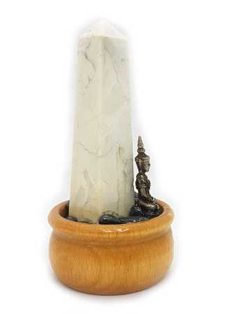 Buddha mit Howlith Obelisk und Hämatit in Holzgefäß